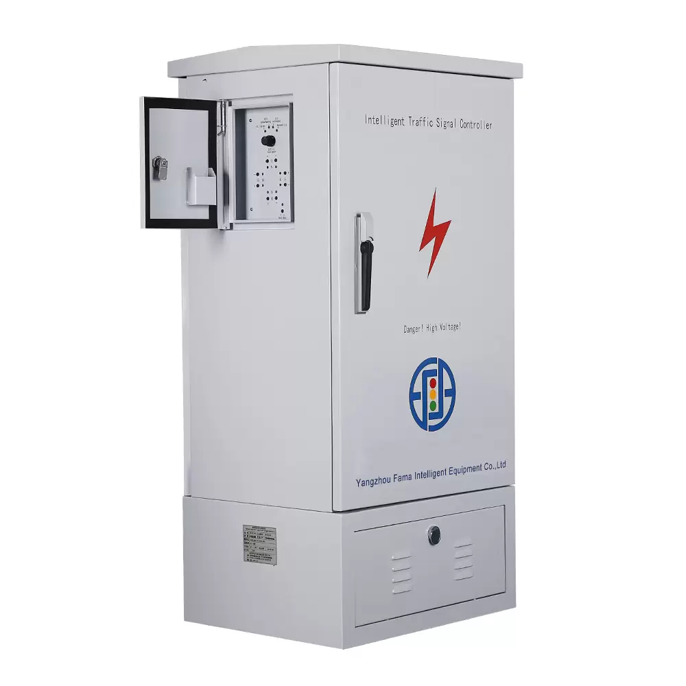 Comment les contrôleurs de feux intelligents de FAMA Traffic optimisent l'efficacité des intersections dans les villes animées