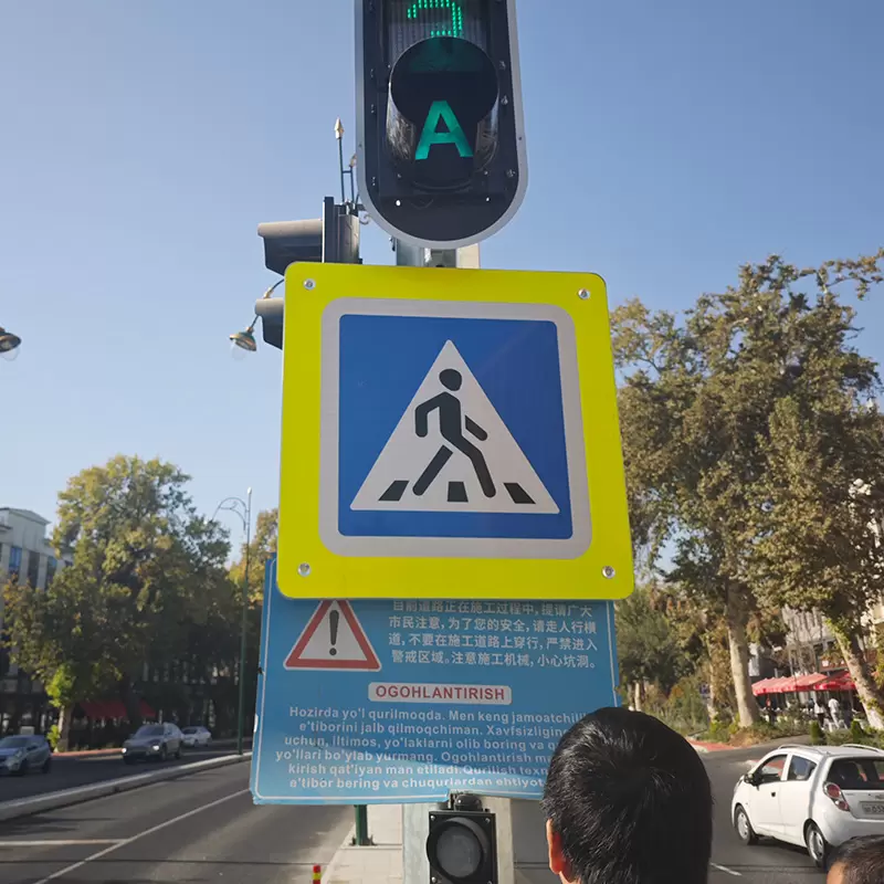 Panneaux de passage pour piétons à lumière intérieure